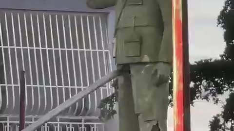 Estátua do bruxo comunista Chávez destruída na Plaza Urdaneta, Calabozo.
