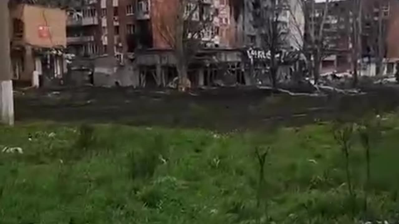 Bakhmut. Ukrainian servicemen retreat to the western outskirts of the city.