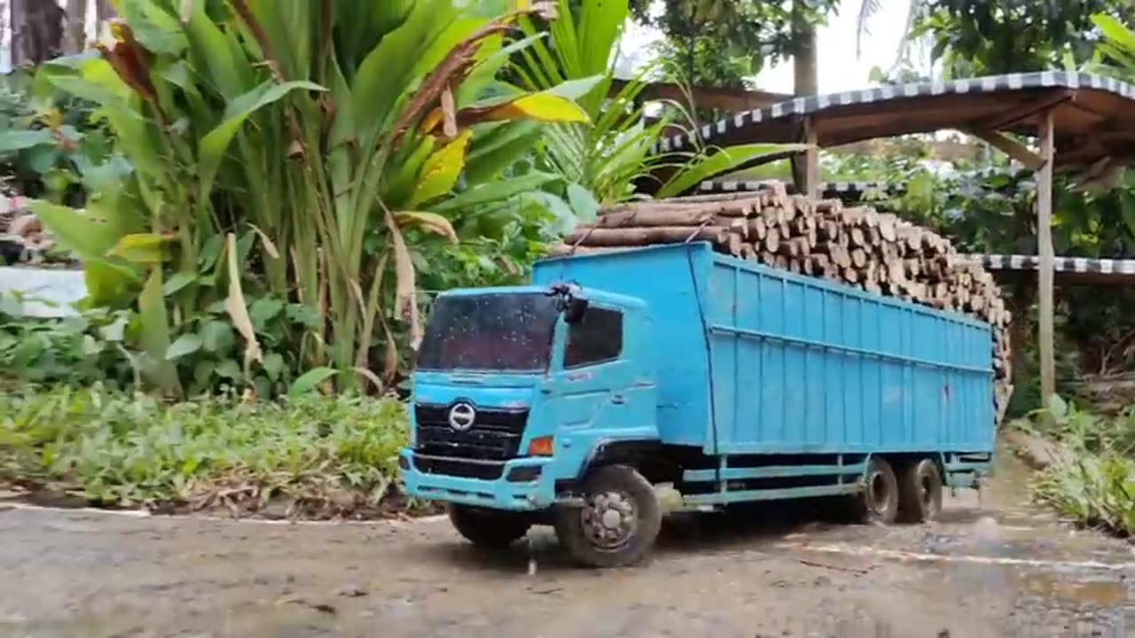 GAGAL NANJAK Truk Fuso Trinton 220Ps Nyerah Tarik Hino 500 Ranger Di TANJAKAN VIRAL Truk OFROAD