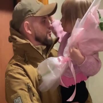 Heartwarming reunion: Ukrainian Border Guard dad returns home and embraces his little daughter