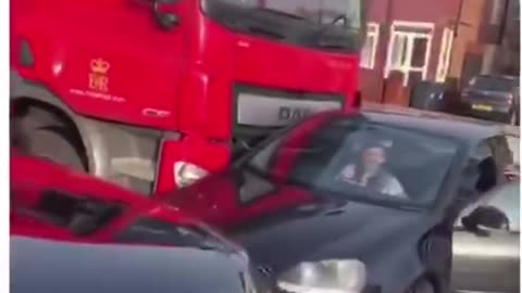UK: The trucker never saw him!😁