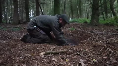 Cooking a Full English Breakfast in the Woods - Cast Iron Cook Up