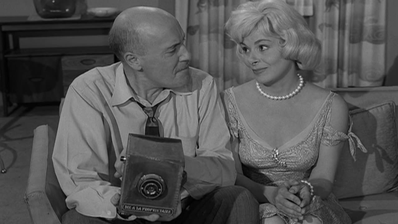 The Twilight Zone S02E10 A Most Unusual Camera