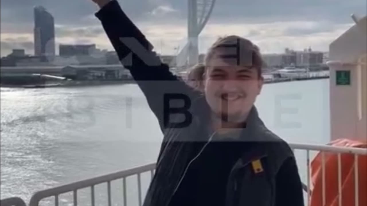 LAD POINTS IN THE WRONG DIRECTION OF BUILDING PRANK