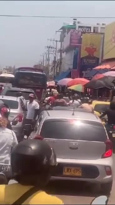 Atraco por la ventana: video muestra asalto en pleno semáforo de Bazurto