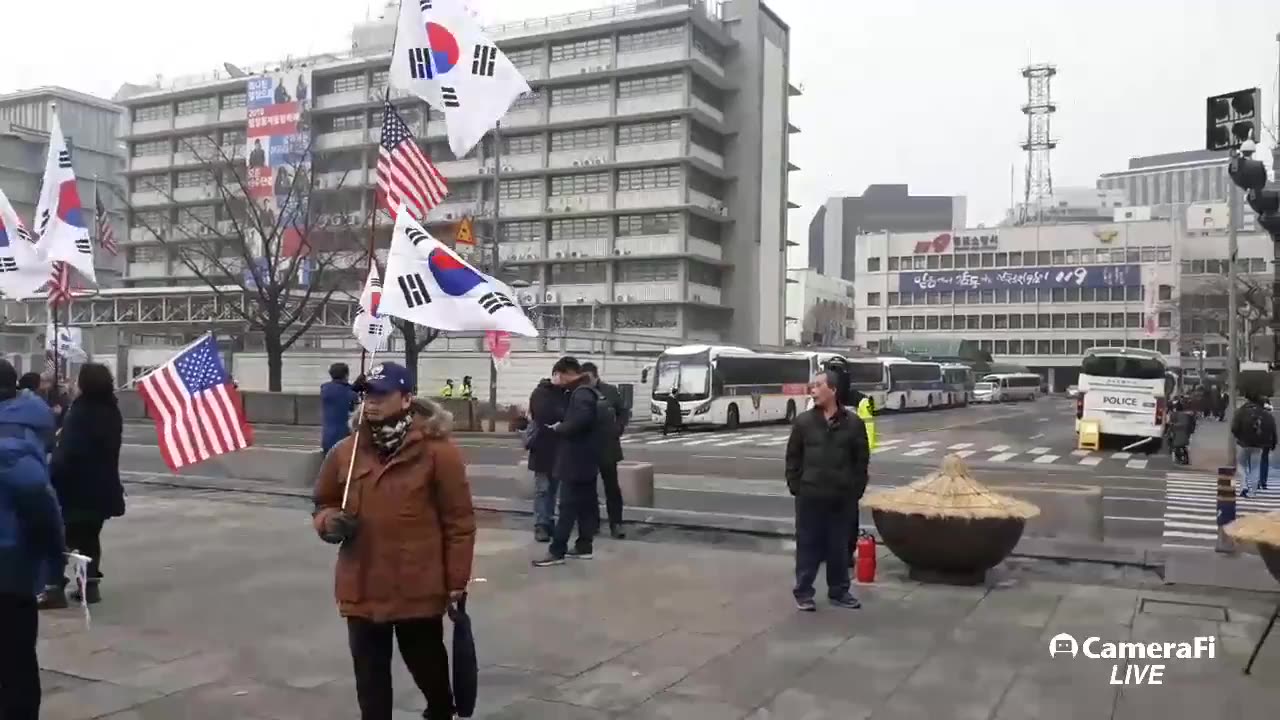 1 . 미국 대사관 앞 애국 시민들 .. (Appeal to foreigners). 과 외국인에게 국내 문제를 알리는 애국어르신들 .