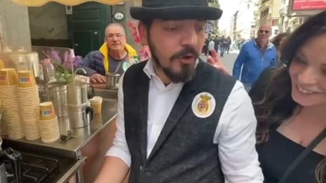 Ecco come si fa il vero caffè Napoletano tra le strade di Napoli suono originale - Elena Russo