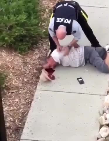 An Australian police just kill an unarmed unviolent man on the street