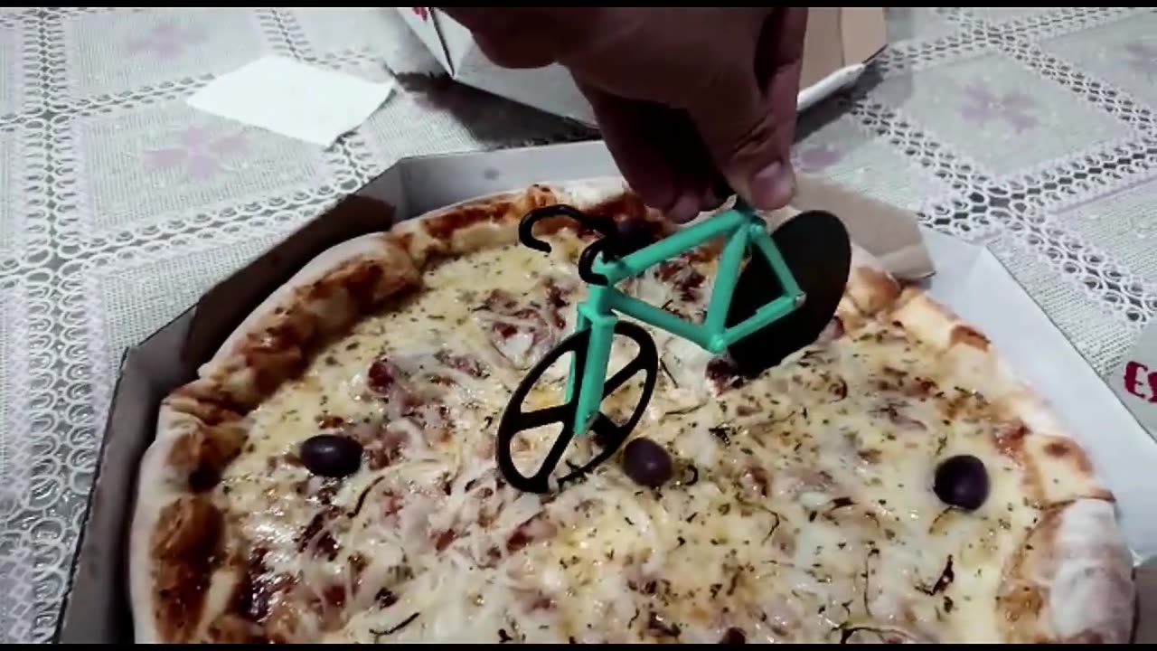 COMÉDIA - Cortando a Pizza com mini bike