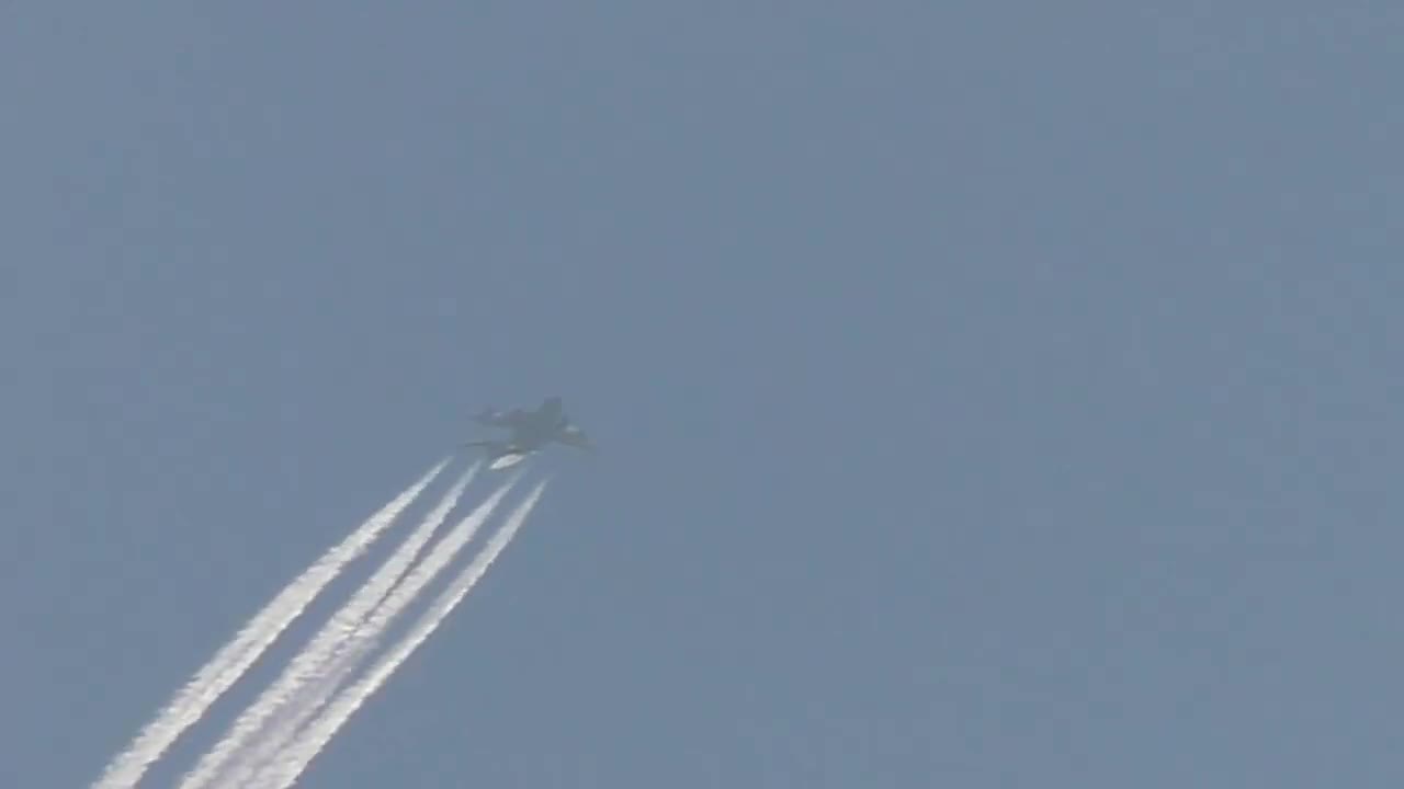 The probaply NOISIEST Airbus A400M flyover at 31.000 ft in strong headwinds extended video-capture!