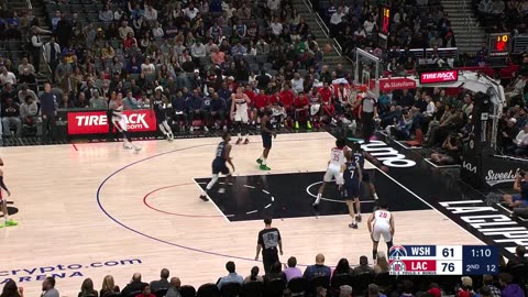 Kuzma EXPLODES in the first half with 26 points!