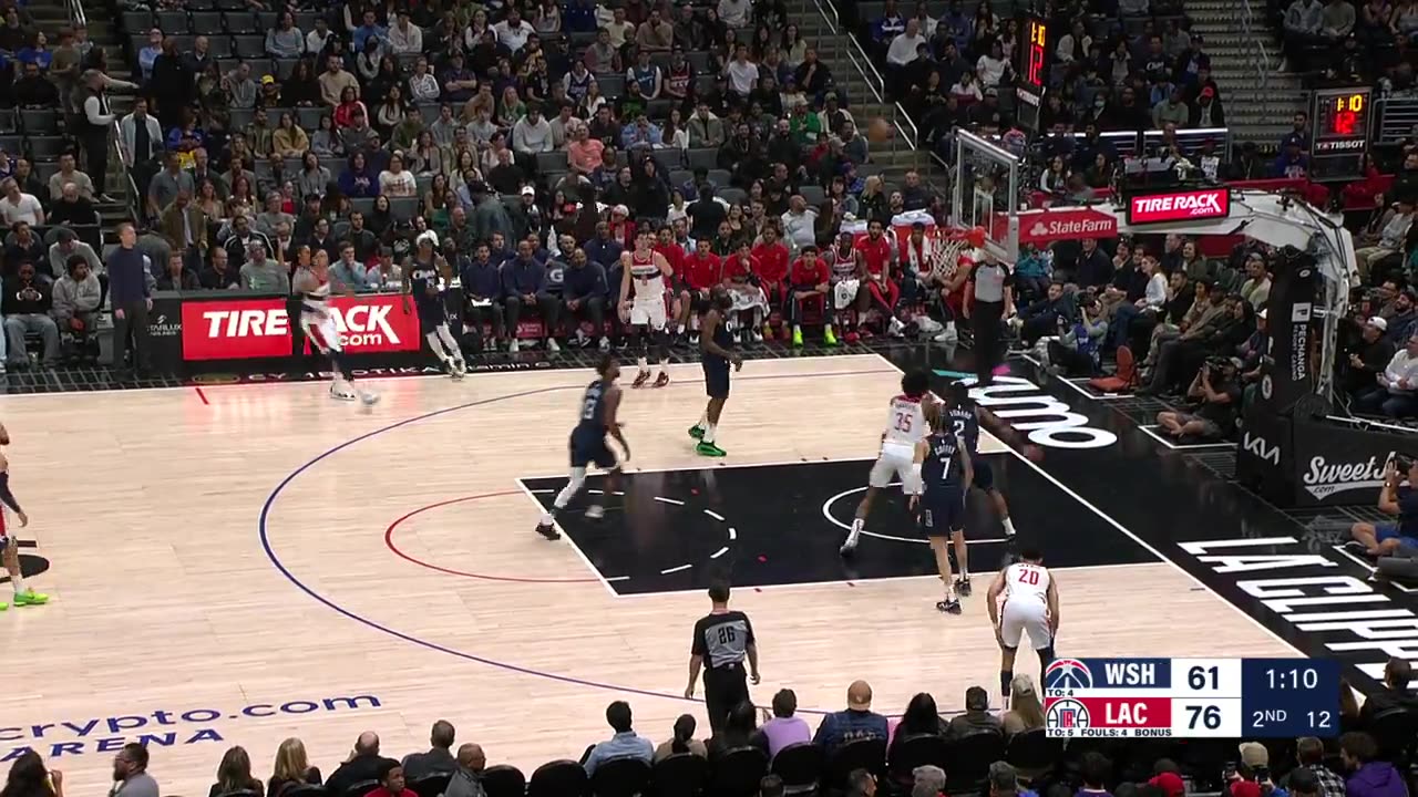 Kuzma EXPLODES in the first half with 26 points!