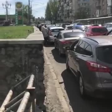 Na benzín se na Ukrajině čeká 9 hodin u benzínky několik kilometrů ve frontě