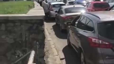 Na benzín se na Ukrajině čeká 9 hodin u benzínky několik kilometrů ve frontě