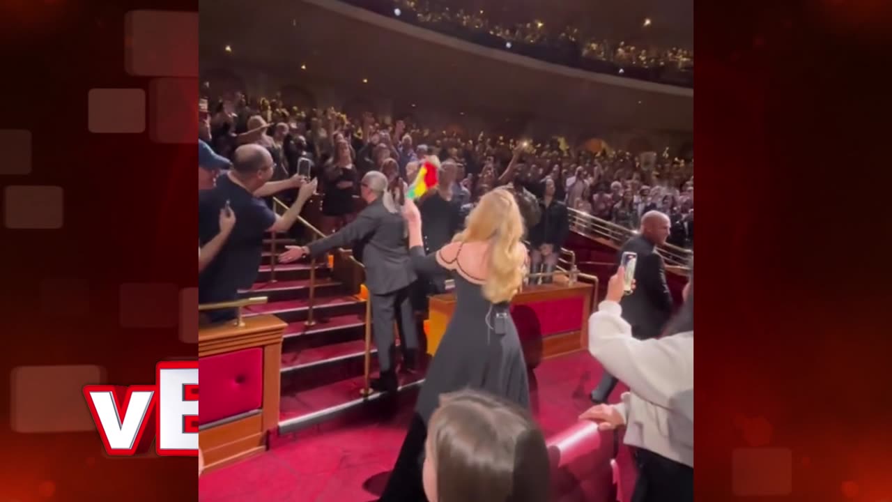 Le regalan una bandera boliviana a Adele en pleno concierto