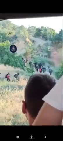 Δεκάδες λάθρο μπούκαραν χτές το πρωί απο την Τουρκία. Τους κατέγραψαν ντόπιοι που ταξίδευαν με το ΚΤΕΛ απο Διδυμότειχο προς Σουφλί - μεταξύ