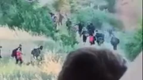 Δεκάδες λάθρο μπούκαραν χτές το πρωί απο την Τουρκία. Τους κατέγραψαν ντόπιοι που ταξίδευαν με το ΚΤΕΛ απο Διδυμότειχο προς Σουφλί - μεταξύ