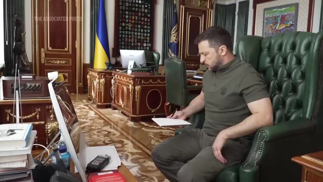 Commander tells Zelenskyy Ukraine controls 74 settlements in Russia's Kursk region.mp4