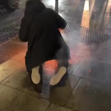 HOMBRE EN LONDRES CUBIERTO DE LLAMAS.