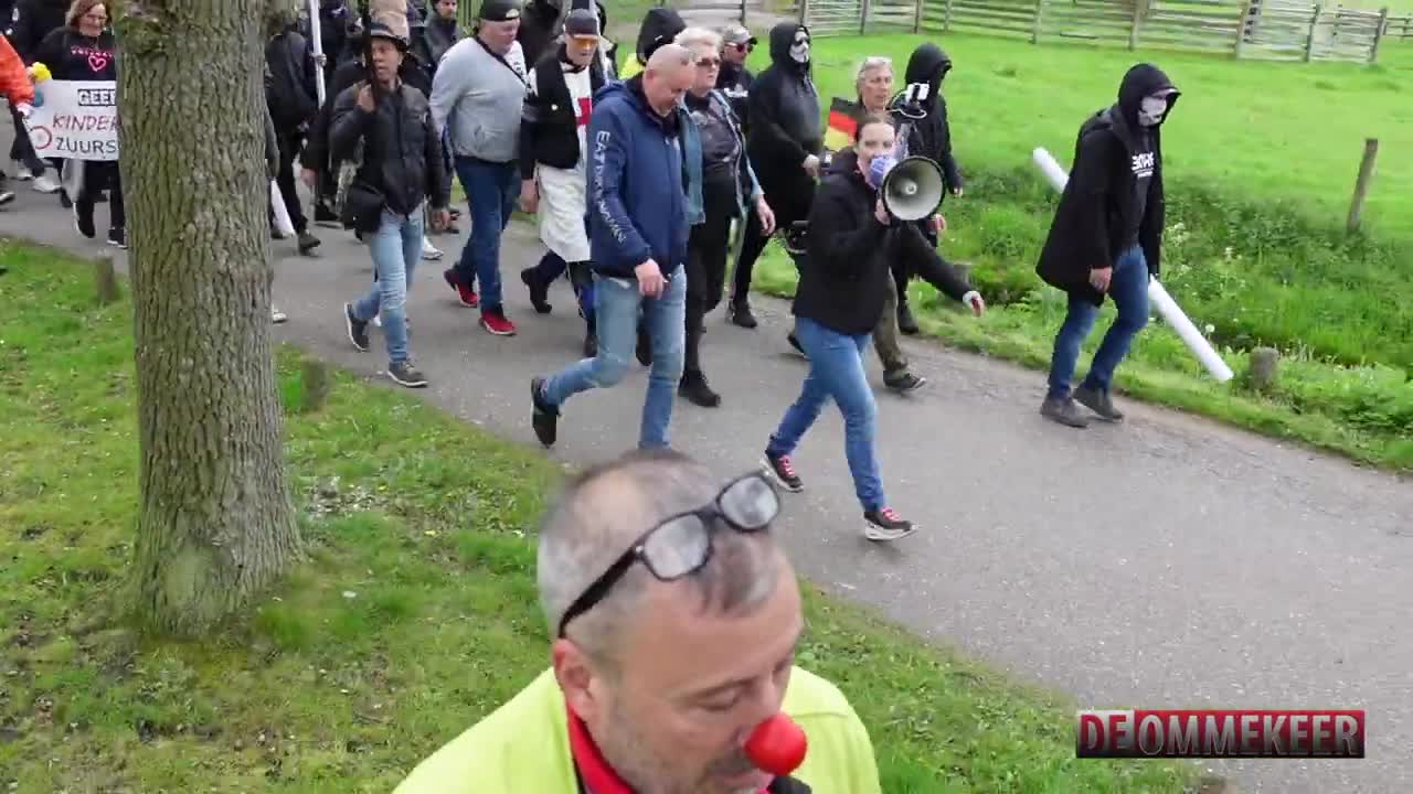 ME probeert vredige 'Politie voor de Vrijheid' demonstratie te stoppen in Barneveld.