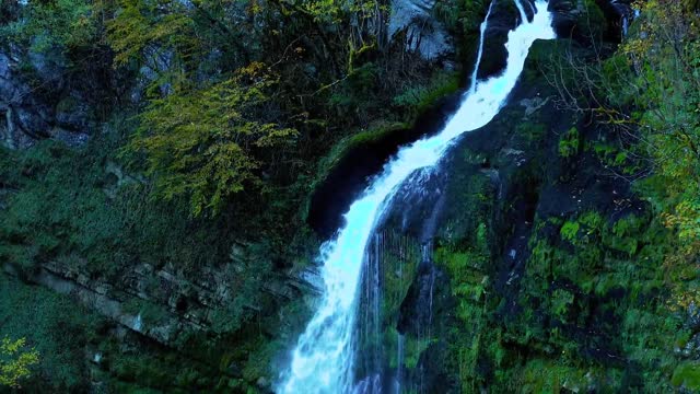 A curving waterfall, amazing nature!