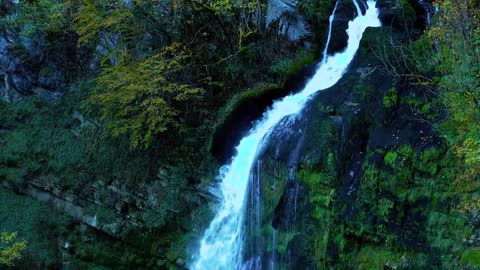 A curving waterfall, amazing nature!