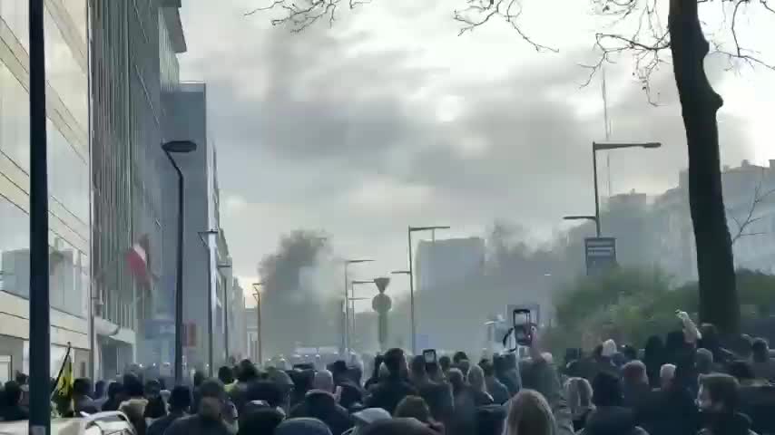 Belgium: Police hit protesters with water cannons during vaccine passport protest on Nov. 20, 2021