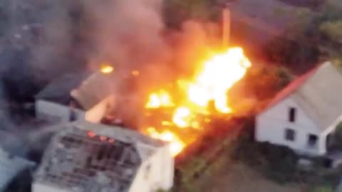 Ukrainian Drone Strikes Set Fire to Multiple Buildings as Russians Flee from House to House
