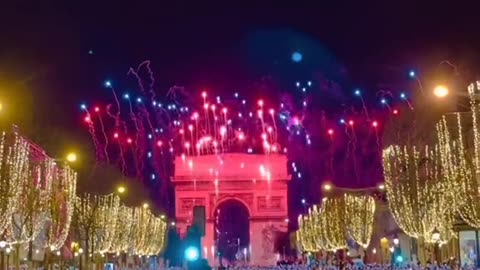 New Year's : Paris, France gets the party started with fireworks smoke show