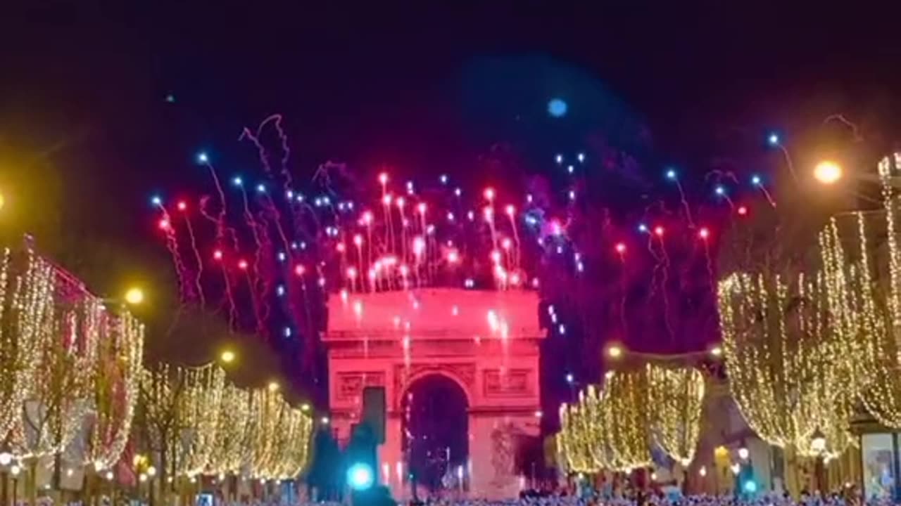 New Year's : Paris, France gets the party started with fireworks smoke show