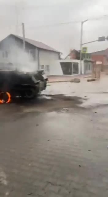 Ukrainian SOF clearing out Hostomel. 4 BMDs are destroyed