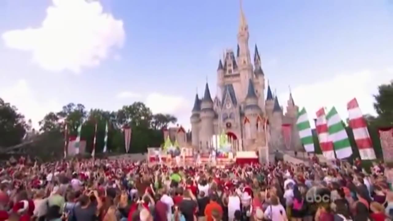 Ne-Yo - Rockin' Around The Christmas Tree (Disney's Magical Holiday Celebration)