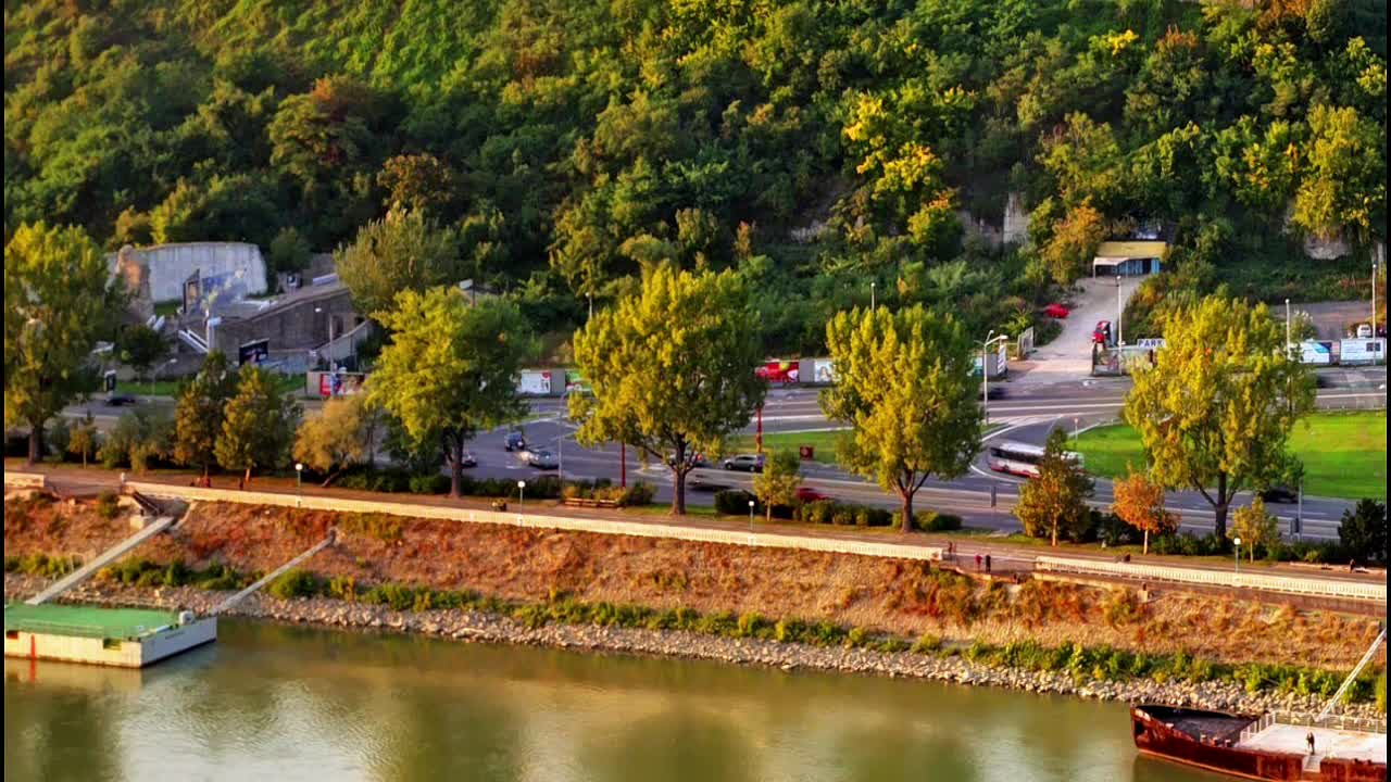 The town with mountains and rivers is beautiful