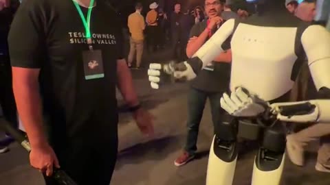 Man Meets Machine: Tesla Optimus in Action 🤖🤝👨