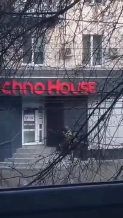 🔴 Ukraine War - Russian Soldier Tries To Loot Ukrainian Tech Store • Fails At T