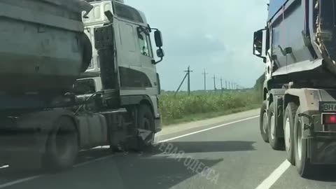 Road Raging Shoulder Driver Gets Karma