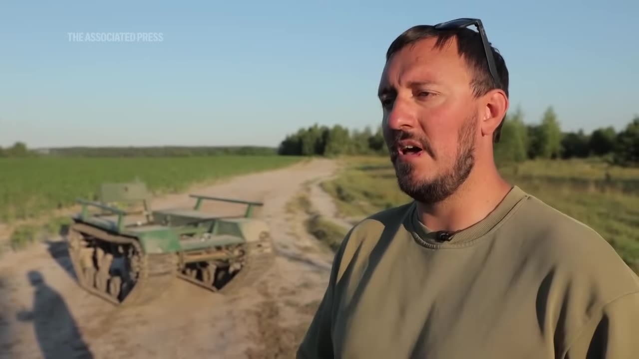 Ukrainian startups create low-cost drones to fight Russia.mp4