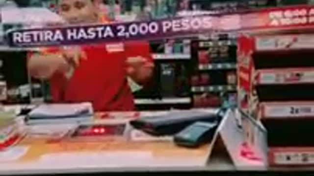 Niño cajero de oxxo