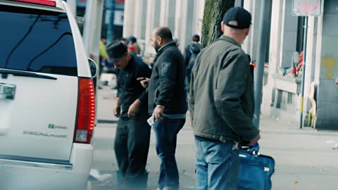 The tragic Fentanyl problem in America(Narcotics DOCUMENTARIO) L'epidemia di farmaci oppioidi sintetici a base di fentanyl in Nord America.oltre i senzatetto sono pure pieni di drogati in America e vanno a fare le morali agli altri stati...