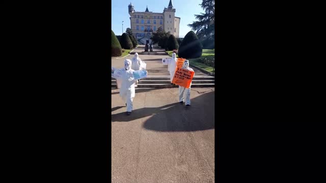 Les Masques Blancs Lyon action pancartes devant le centre de Vax ST Priest le 28 Octobre 2021