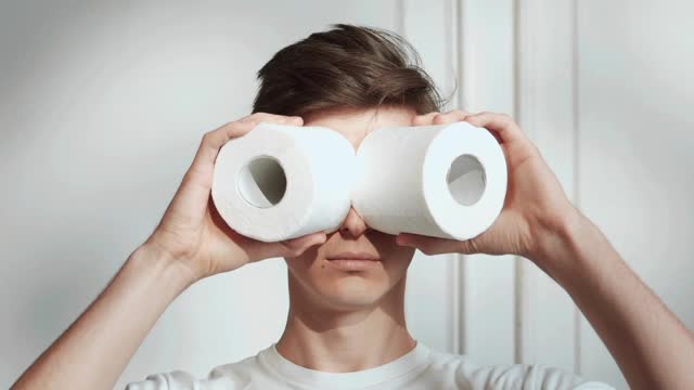 binoculars made of toilet paper