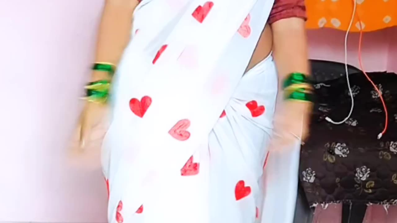 Desi Aunty In White Saree - VGXStudio