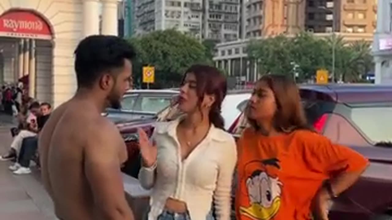 GIRLS BAAT MAIN TO HOT HUN BODY DIKHA RAHA 👀🧑‍🦲 L2k Gym short - #shorts #yt #funny #girl