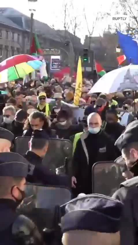 Tensions in Paris as 'Yellow Vests' protesters hold weekly march on New Year's Day
