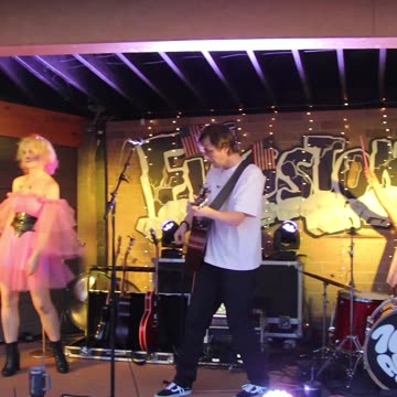 7000 Apart singing Lady Gaga, Bradley Cooper's Shallow at The Flagstone Bar