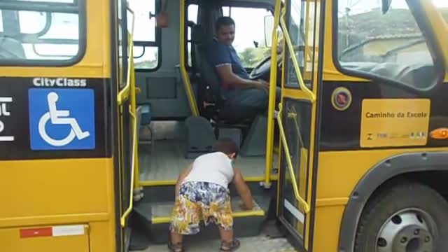um menino de 2 anos pegando onibus escolar
