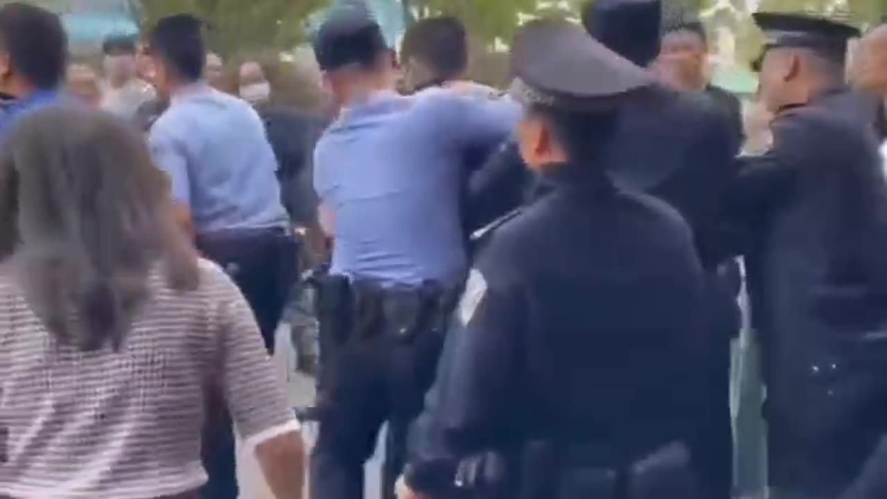 Chinese neighborhood owners defend their rights and are arrested by police.中国小区业主维权,遭警察抓捕。