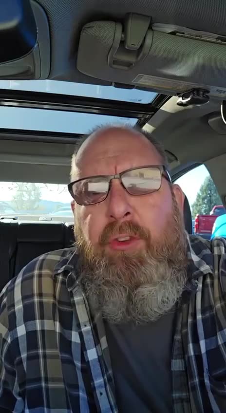 This dude has a message for Dirty Hillary