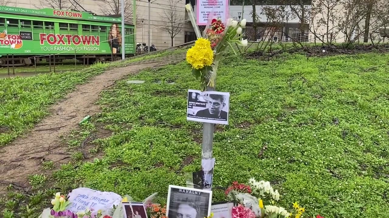 Milano, Fiori per Navalny al giardino Anna Stepanovna Solitkovskaja