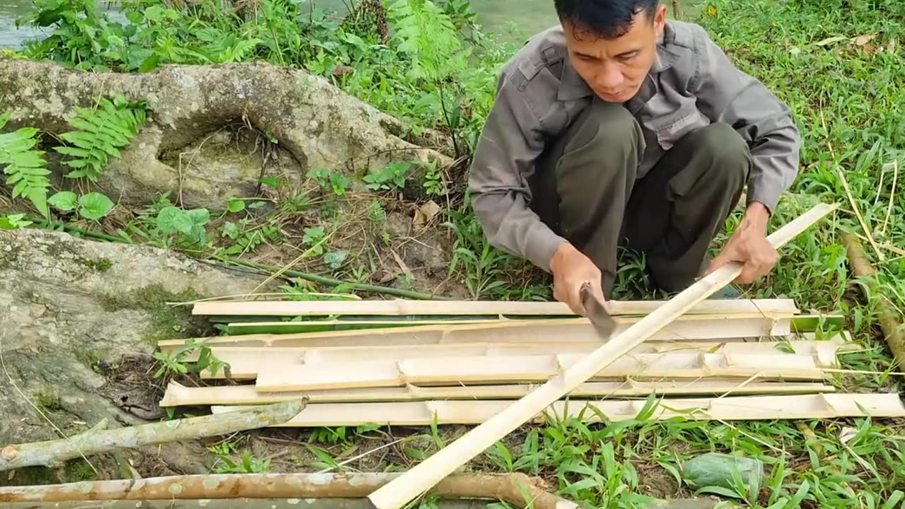 Building a Riverside Bamboo House Shelter from Scratch